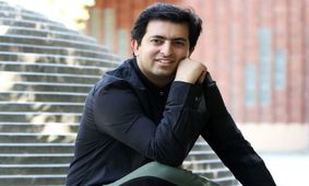 رهبر گروه آوازی تهران، تنال را به روی صحنه می برد