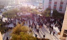 خروج دانشجویان دانشگاه آزاد ارومیه به بیرون از ساختمان بعد از وقوع زلزله