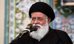 آیت الله علم الهدی خواستار برداشتن نرده های حائل بین مردم و‌ مسئولین در مشهد شد