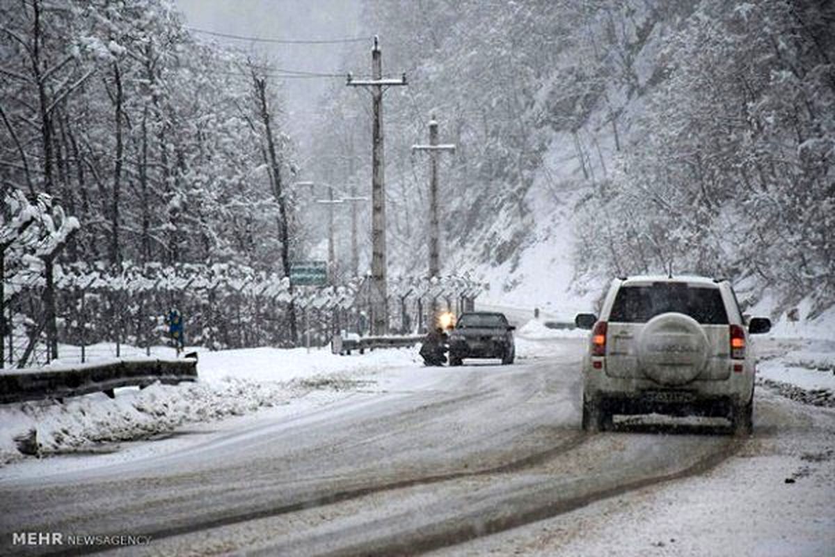 برف و باران در محورهای ۱۰ استان کشور