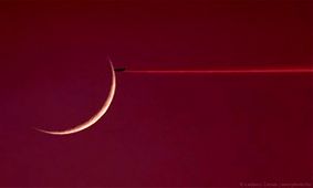 تصویر خارق‌العاده عبور هواپیما از مقابل ماه/عکس روز ناسا
