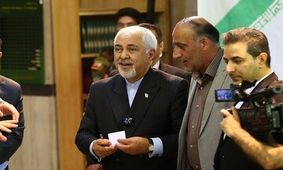 ظریف: در چند ساعت آینده سرنوشت کشور رقم خواهد خورد/ فردا دیر است و پشیمانی بی‌فایده