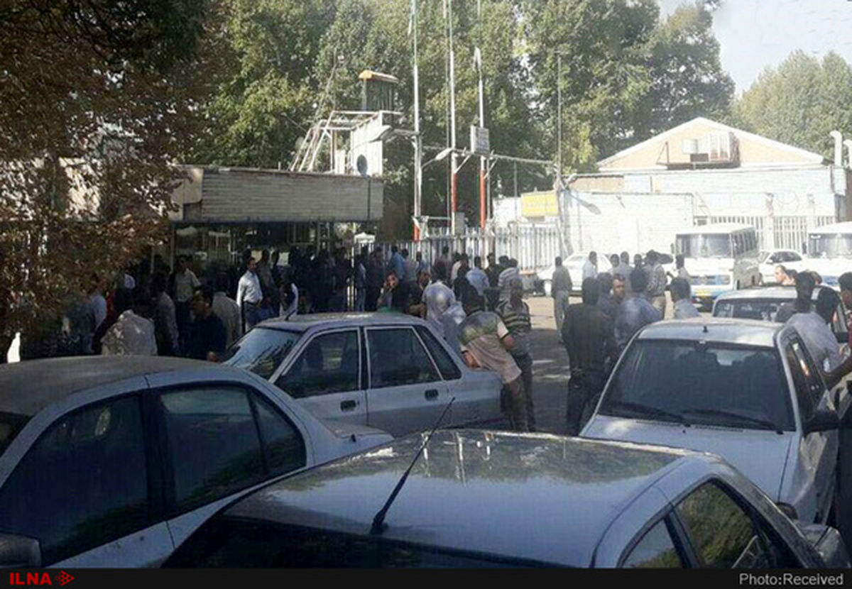 کارخانه تولی پرس با ۱۵۰ کارگر موقتا تعطیل شد/تجمع کارگران مقابل در ورودی
