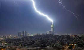 لحظه اصابت صاعقه به برج ساعت در مکه+‌تصویر