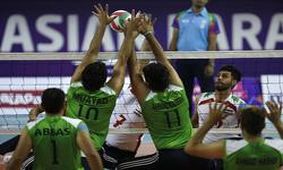 مدال طلا بر گردن مردان والیبال نشسته