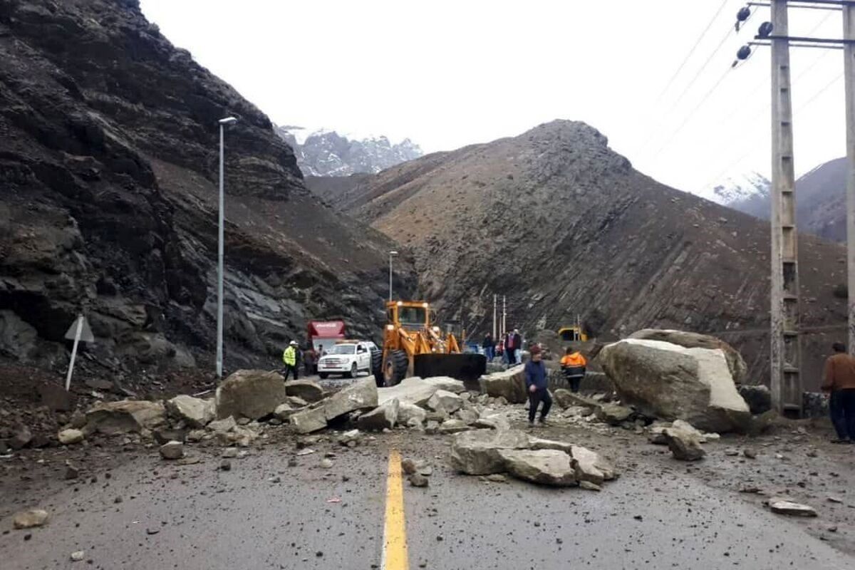 احتمال ریزش سنگ و بهمن در جاده چالوس
