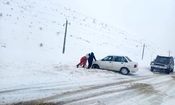۱۲۰ مسافر گرفتار در برف و کولاک در گردنه مائین بلاغ امدادرسانی شدند
