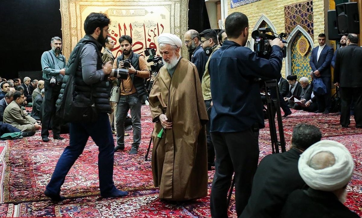 گریه کاظم صدیقی در مراسم تشییع پیکر قاضی نیری/ تصاویر
