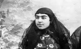سفر در زمان؛ فخرالتاج، نوه ناصرالدین شاه در حال نواختن پیانو