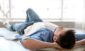 فواید باورنکردنی خوابیدن روی زمین