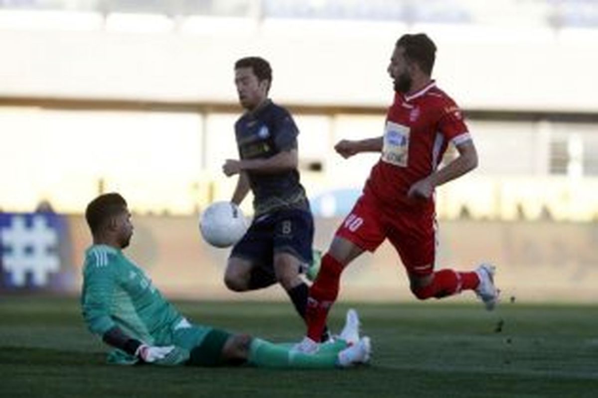گل گهر سیرجان یک - پرسپولیس یک/  تساوی سیرجان به کام استقلال
