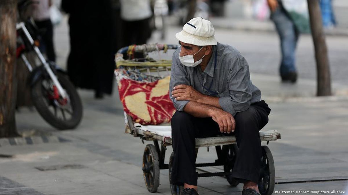 خط فقر در تهران به ۴۰ میلیون تومان رسیده است/ بسیاری از اصناف درب مغازه خود را می‌بندند و می‌گویند چرا باید بفروشیم؟

