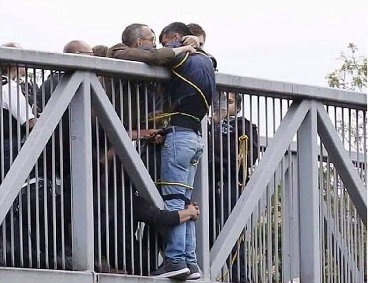 لحظه خودکشی مرد جوان از روی پل