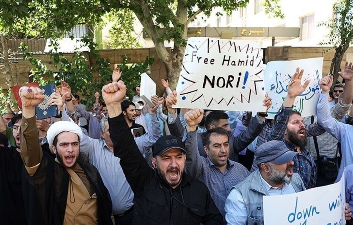 تجمع اعتراضی مقابل سفارت سوئد در تهران در محکومیت هتک حرمت قرآن کریم/ عکس
