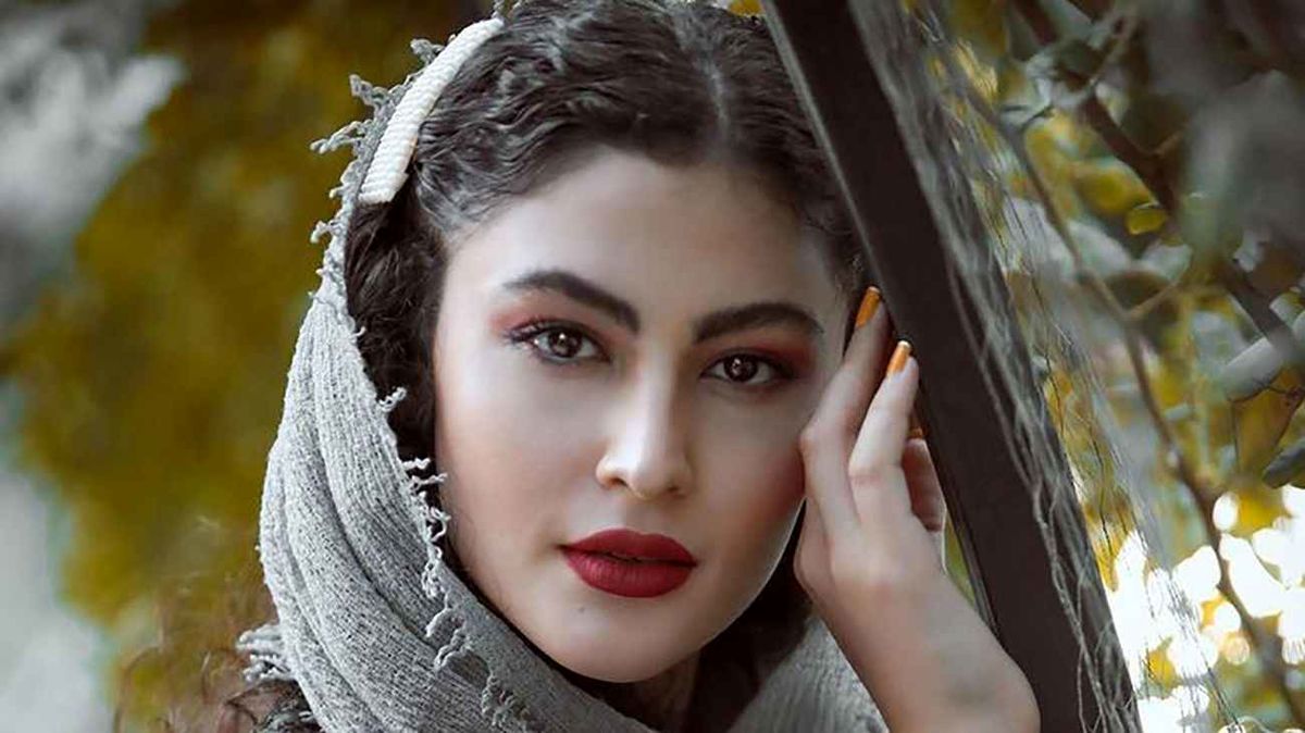 نیم رخ زیبا مریم مومن با لباس سفید
