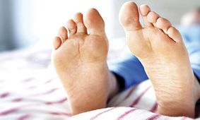 ۴ فایده ثابت شده بلندتر قرار دادن پا‌ها هنگام خواب
