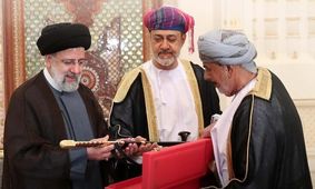  دست‌ دادن سلطان عمان با یک خانم در تهران خبرساز شد/ عکس

