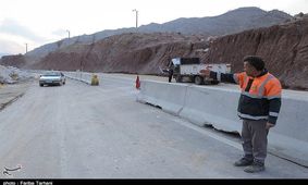 محور بروجن - لردگان بازگشایی شد؛ نجات ۱۵ خودروی‌ گرفتار در طوفان