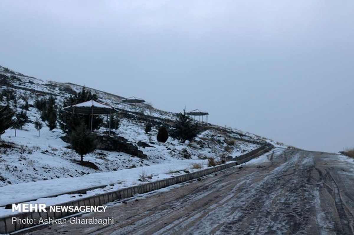 برف سنگین و کولاک راه ۶۰ روستای شهرستان ورزقان را مسدود کرد