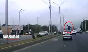 تصادف شدید دوچرخه سوار با خودرو هنگام ورود به اتوبان + فیلم