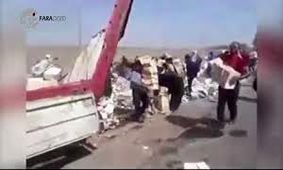 واژگونی تریلی با بار قند در جاده ملکان که مردم از غارت جلوگیری کردند