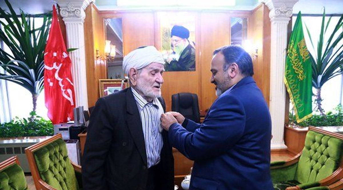 اعطای نشان مشهد پایتخت فرهنگی جهان به استاد عثمان محمدپرست