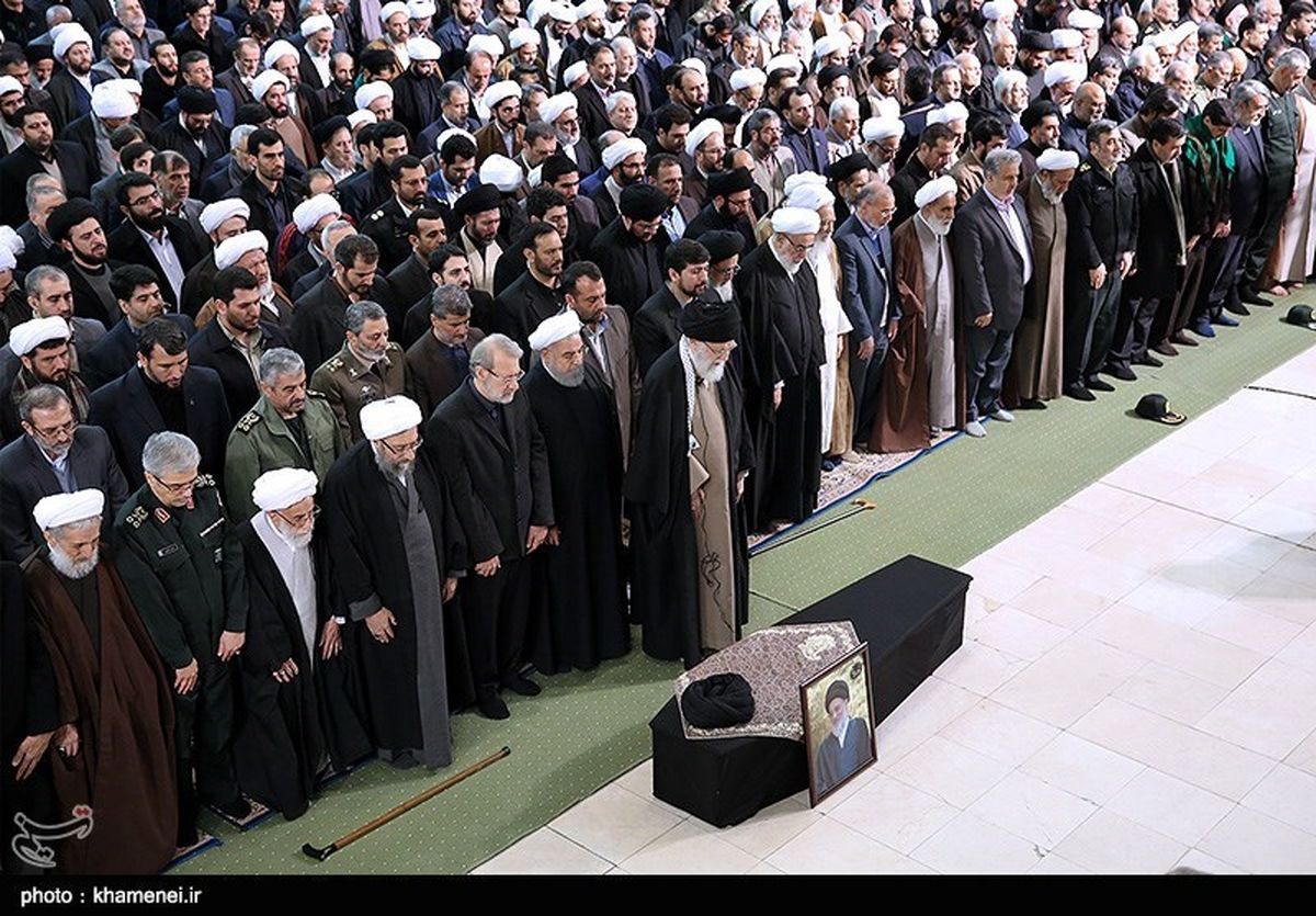 رهبر انقلاب تاکنون بر پیکر کدام شخصیت‌ها اقامه نماز کردند؟ + عکس