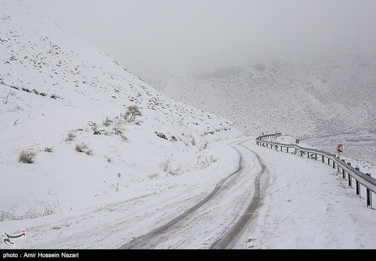 بارش برف و کولاک شدید راه ارتباطی ۱۵ روستای مراغه را مسدود کرد