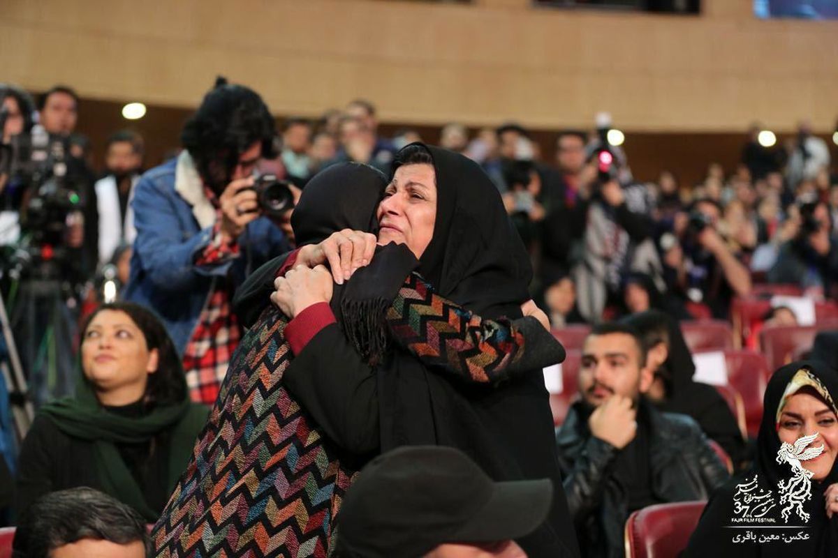 تصویر مواجهه مادر شهیدان فائزه و شهاب با الناز شاکردوست در مراسم اختتامیه فجر