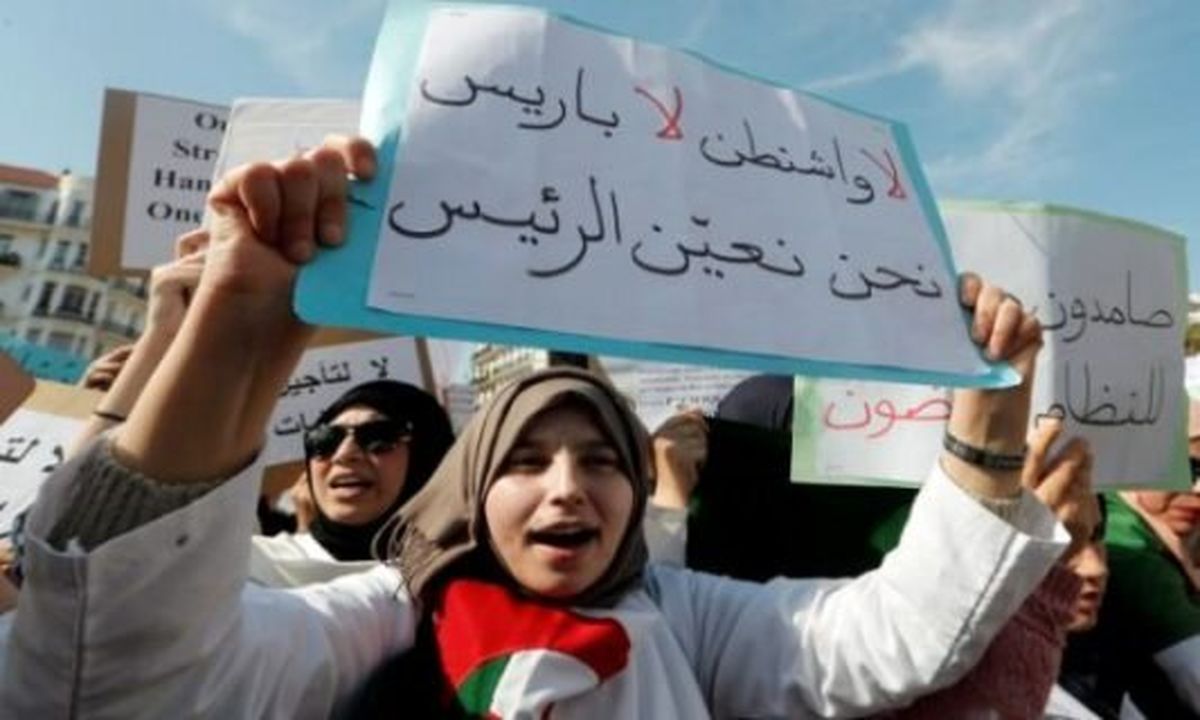 الجزایری‌ها خطاب به ماکرون: دخالت نکن