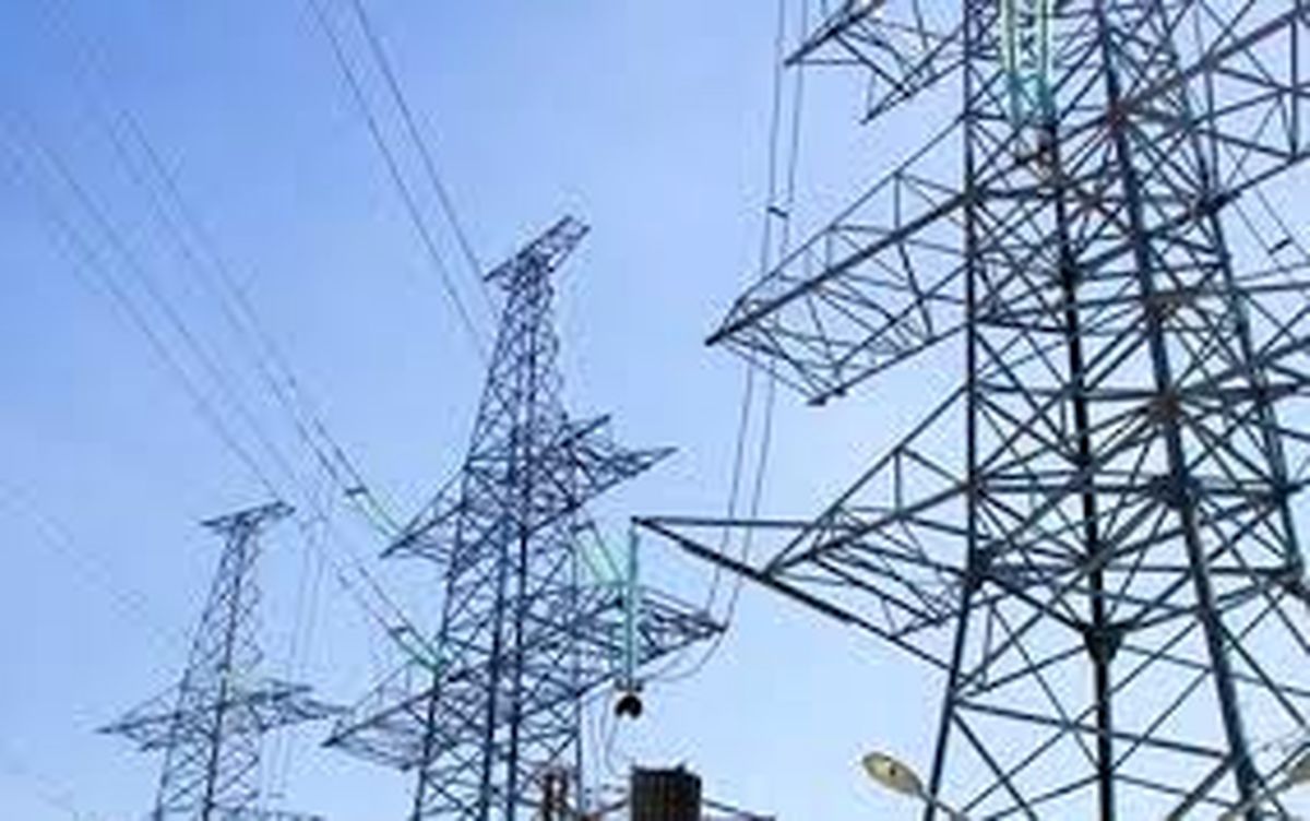 سقوط ۲۸ تیر برق در شهر علی اکبر هامون بر اثر طوفان