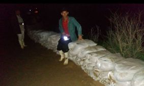 تلاش شبانه اهالی روستای خلیفه برای ایجاد سیل بند