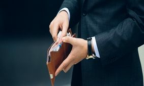 چه چیزهایى را نباید در کیف پولمان بگذاریم؟