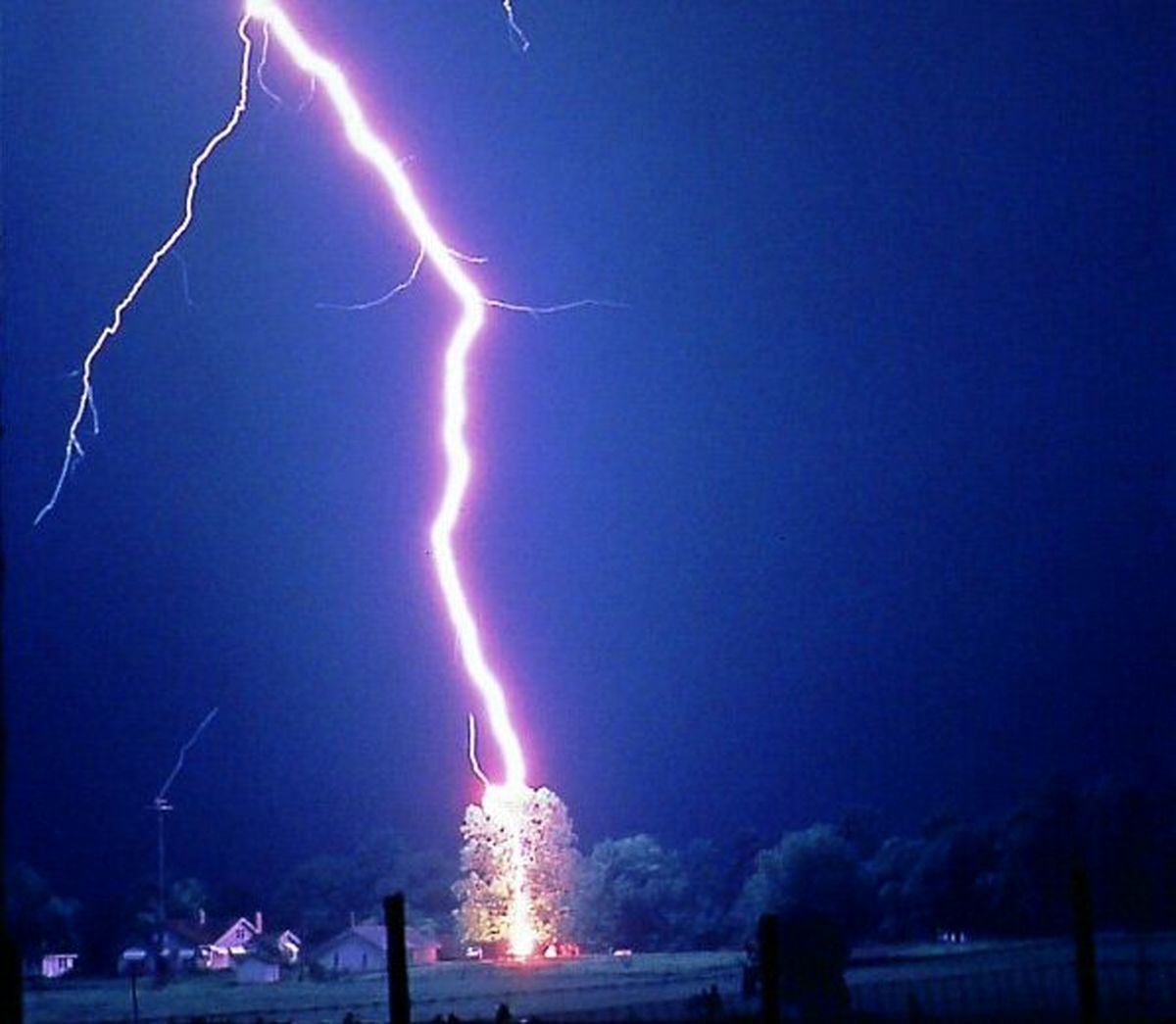 ارائه مدلی برای محافظت دقیق‌تر از خطوط انتقال برق و ساختمان‌ها در برابر صاعقه