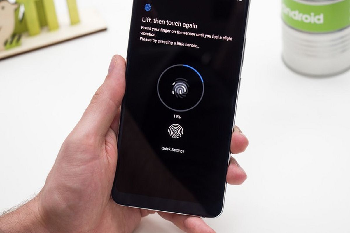 دور زدن سنسور اثر انگشت گوشی Nokia 9 با یک بسته آدامس!