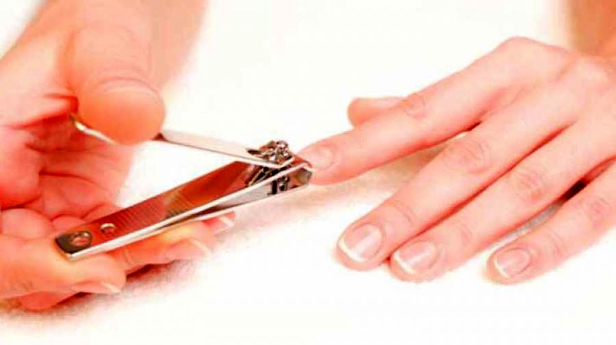 چرا نباید در شب ناخن گرفت؟