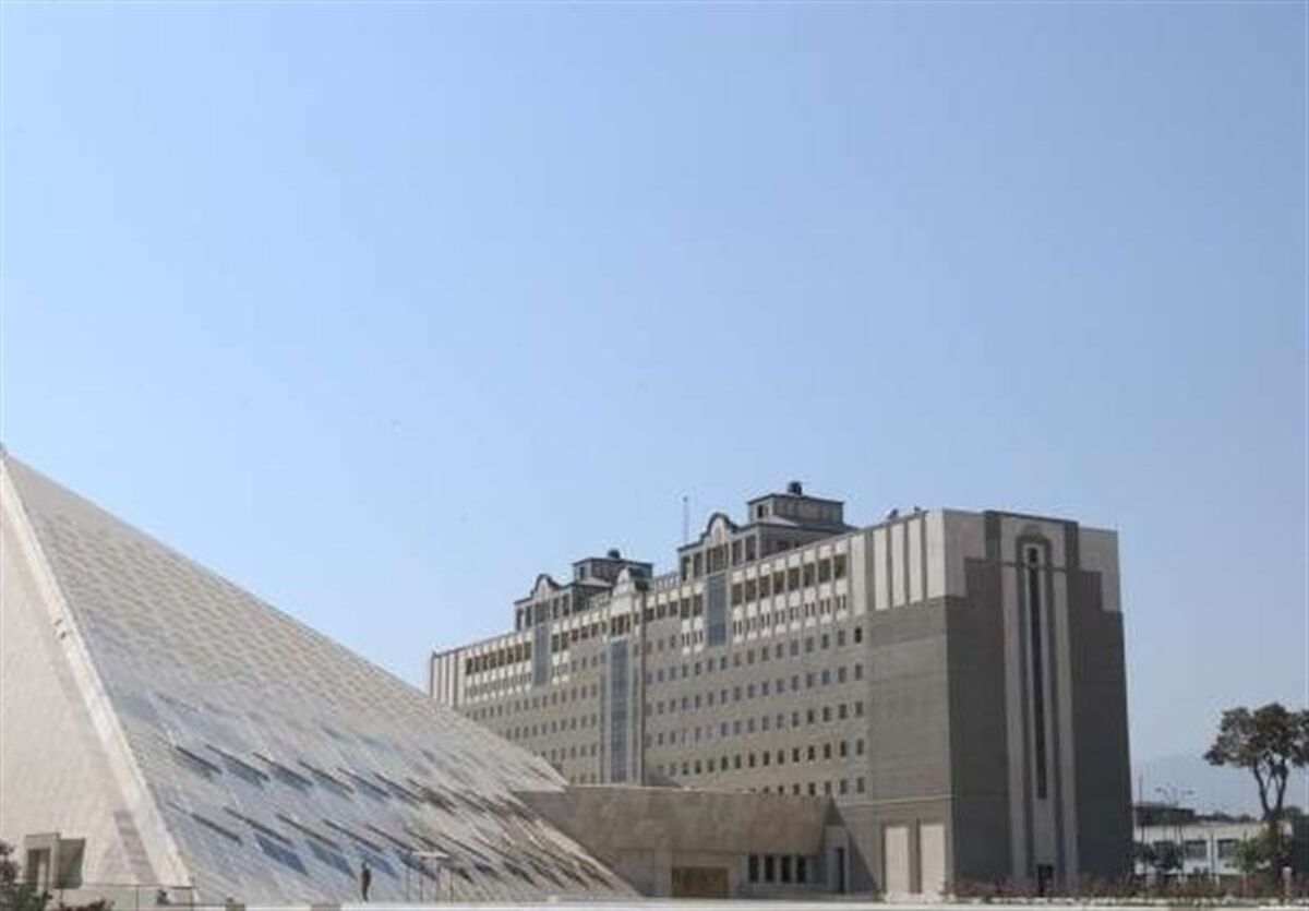 تجمع سرمایه‌گذاران پروژه مسکونی مجلس در مقابل پارلمان