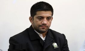 کلیپ طنز شبکه استانی لرستان به نماز خواندن علیرضا دبیر در جلسه رسمی/ ویدئو

