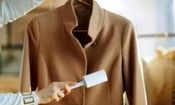 چگونه پرز را از روی پالتو و کت فوتر از بین ببریم؟
