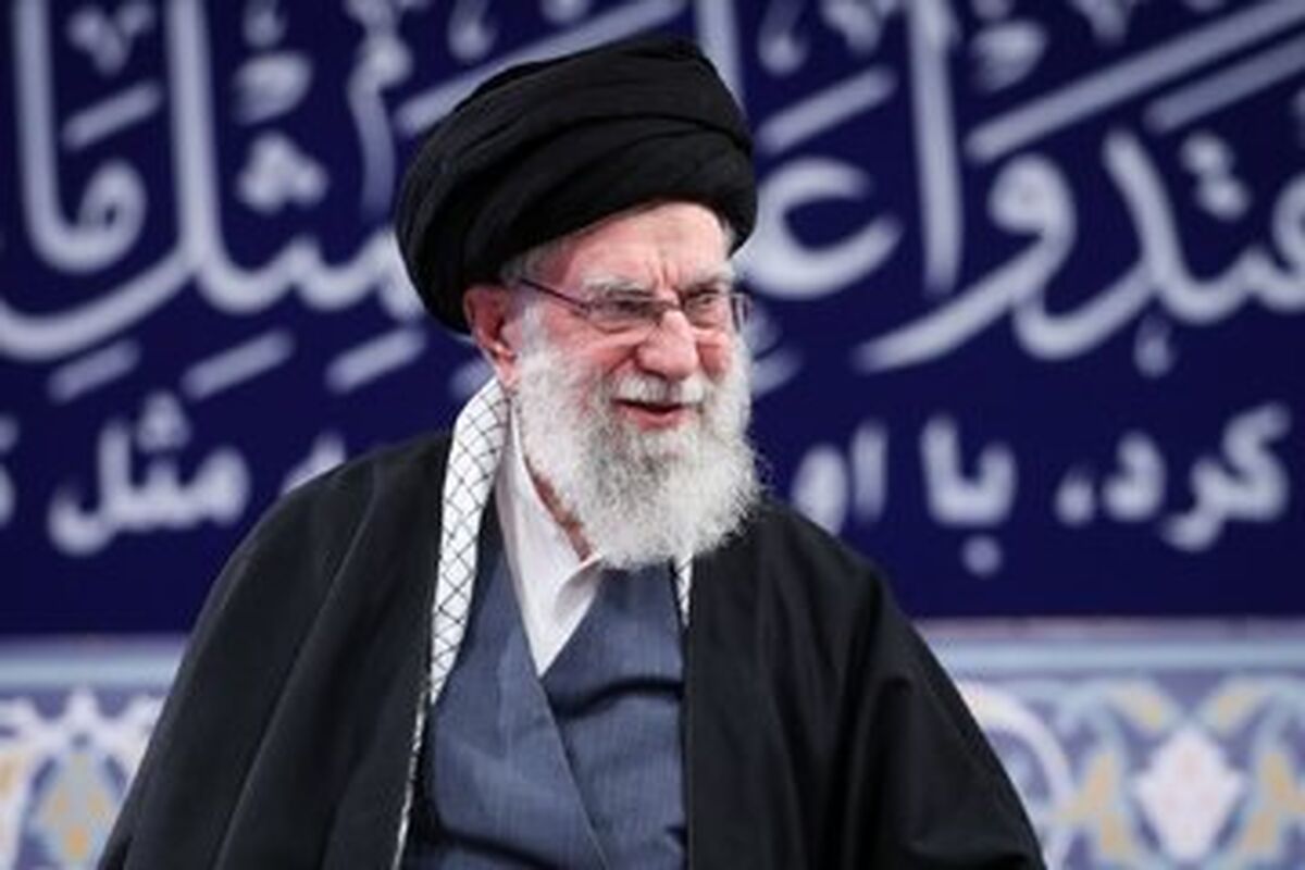 عکسی کمتردیده شده از رهبر انقلاب در حال قایق‌سواری در انزلی؛ دهه ۴۰