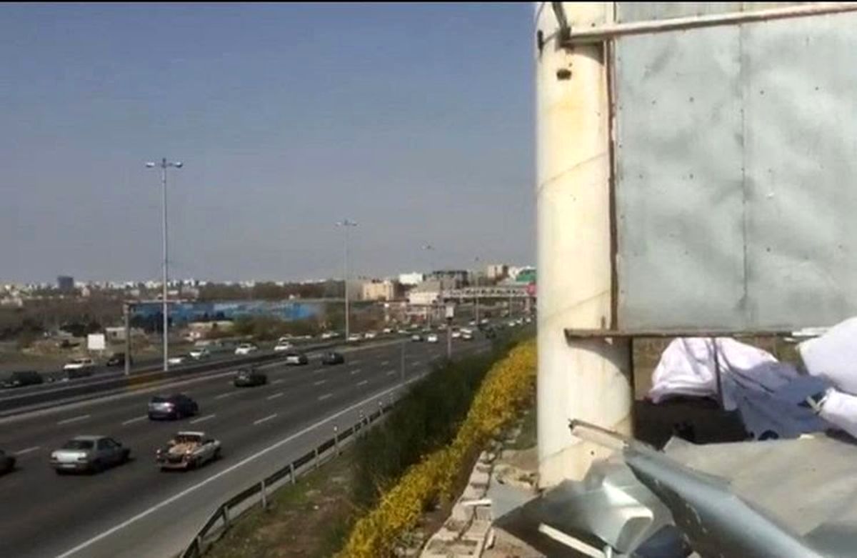 سقوط هولناک یک بیلبورد تبلیغاتی در اتوبان کرج-تهران/ ویدئو