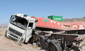 واژگونی تریلی در محور سرخس مشهد
