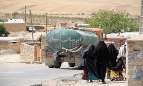  تنش‌ آبی روستاهای خوزستان روی دوش تانکری‌های سیّار/ تانکرهای آبرسانِ نیشکر در راه روستاهای خوزستان/ ویدئو