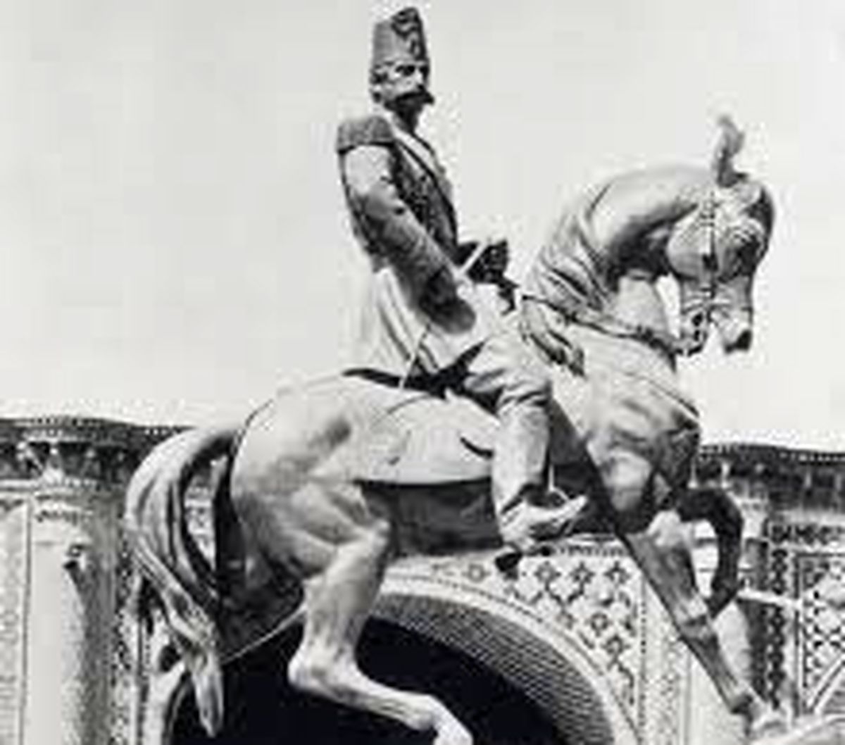 سفر در زمان؛ مردان قاجاری در باغشاه در کنار مجسمه ناصرالدین شاه 