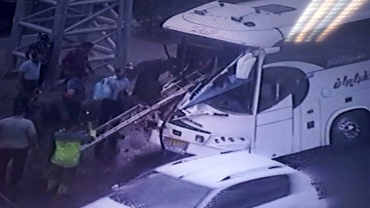 تصادف دو اتوبوس در اتوبان سعیدی تهران/ 12 نفر مصدوم شدند