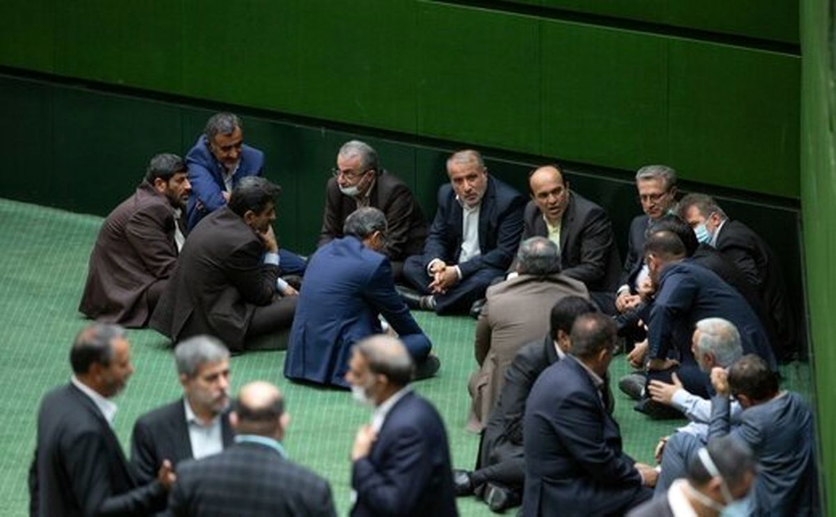 روزنامه فرهیختگان: بدنامی را به گمنامی ترجیح می‌دهند و از هر تریبونی برای عصبی کردن مردم استفاده می‌کنند