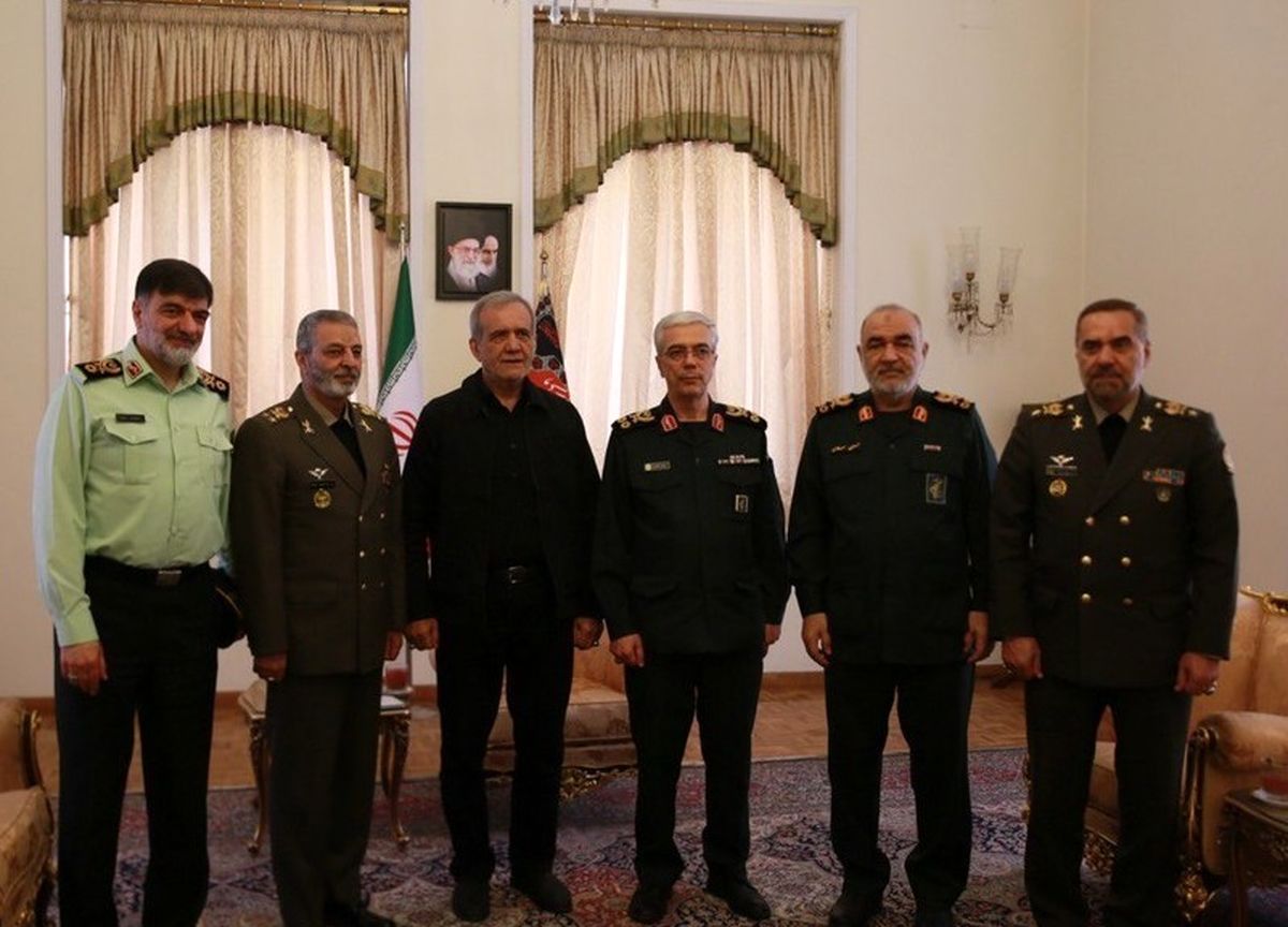 دیدار فرماندهان نظامی و انتظامی با پزشکیان/ رئیس ستاد کل نیرو‌های مسلح: با تمام توان در کنار دولت هستیم/ ویدئو

