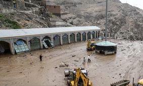 خارج کردن ١١ جسد از سیلاب امامزاده داوود در روز جمعه/ ادامه عملیات آتش‌نشانی از صبح شنبه

