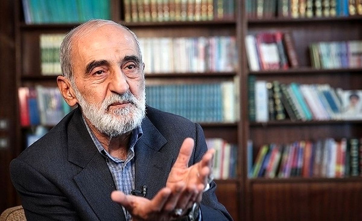 شریعتمداری: حامیان مذاکره یا احمق هستند یا خائن

