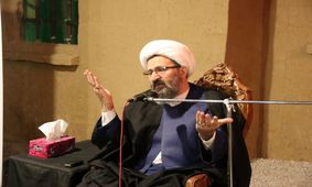 شنیدن صدای نامحرم فی نفسه اشکالی ندارد؛ زن نباید با ناز و عشوه سخن بگوید 